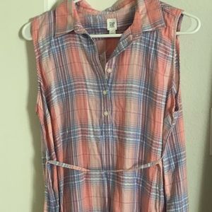 Gap Maternity Sleeveless button down